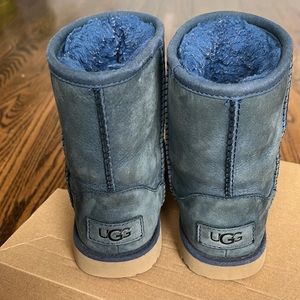 UGG boots color navy size kids 11
